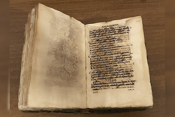 Recuperan antiguo manuscrito con profecías de Nostradamus tras haber sido robado