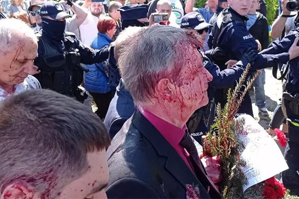 El embajador ruso agredido durante ceremonia de ofrenda floral en Varsovia