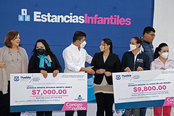 Entrega Eduardo Rivera estímulos a estancias infantiles