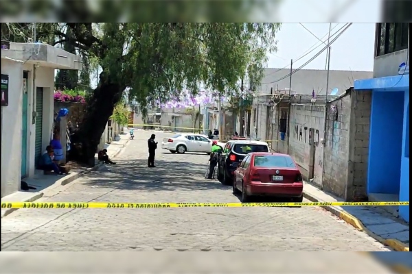 Hombre perece en la banqueta tras ser atacado a balazos