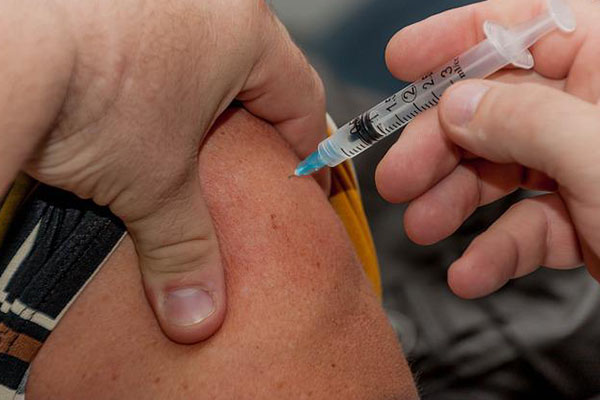 Eficacia de la vacuna anti COVID-19 aumentaría aplicando las dosis en el mismo brazo