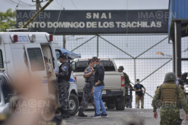 Familiares de reos asesinados en cárcel de Ecuador identifican los cuerpos