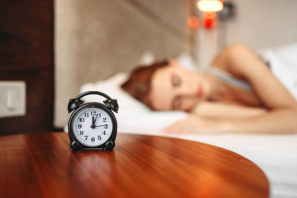 Dormir 7 horas es lo óptimo para personas de mediana edad y ancianos: Estudio