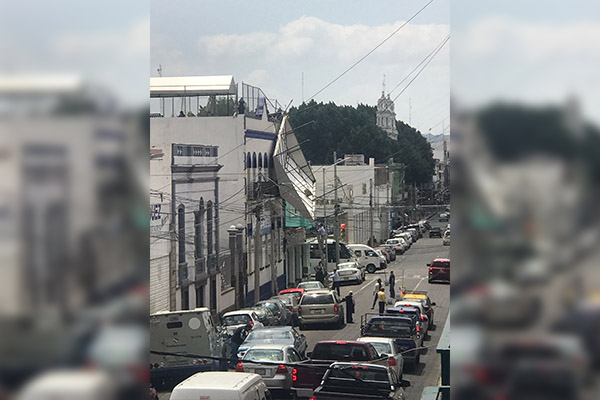 Viento arranca domo en azotea de una escuela
