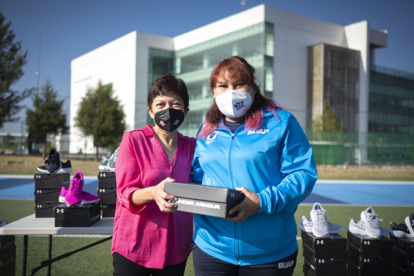 Lilia Cedillo entrega tenis a los atletas que participarán en la Universiada Nacional