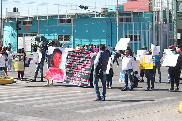 Vecinos bloquean la 11 Sur en protesta por desaparición de tres menores