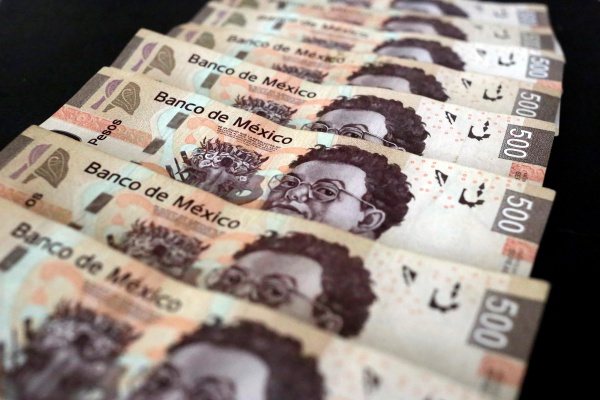 El peso cierra con ligera recuperación una semana de presiones constantes