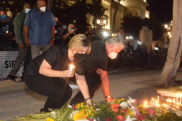 Cubanos hacen vigilia en memoria de las víctimas del Hotel Saratoga