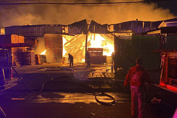 Voraz incendio consume fábrica de muebles en San Andrés Cholula