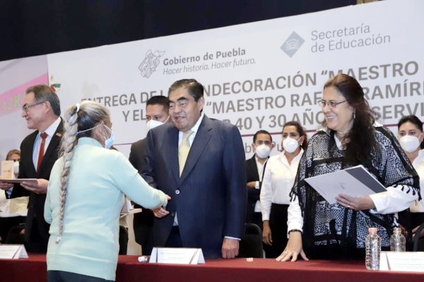 Entrega Miguel Barbosa condecoraciones a profesores poblanos
