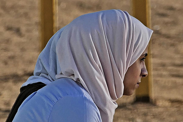 Los talibanes obligan a empleadas de cadenas de televisión a usar hiyab