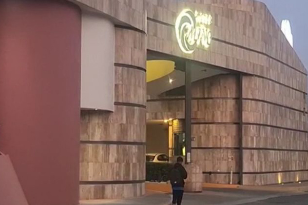 Joven mujer acusa que su novio la metió a un motel por la fuerza