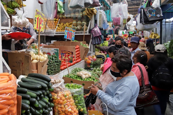 Inflación pega a poblanos: compran menos alimentos y prescinden de otros