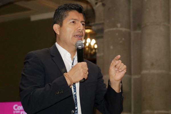 Pide Eduardo Rivera a locatarios de Mercado Amalucan ponerse de acuerdo