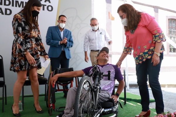 SEDIF y Secretaría de Salud entregan bicicletas a deportistas con discapacidad