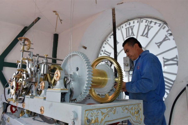 Relojes de “El Gallito” y Palacio Municipal, en marcha tras concluir su mantenimiento