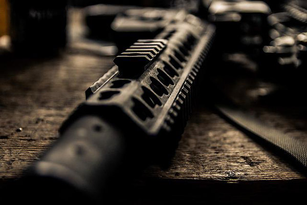 Daniel Defense, el fabricante de armas que hace publicidad de sus rifles con niños