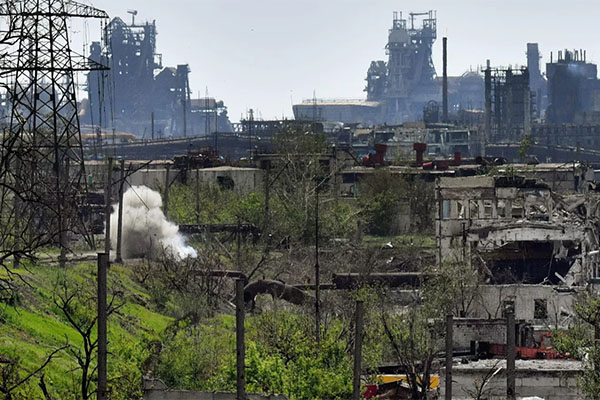 Las fuerzas de Rusia descubren más de 150 cuerpos en la acería Azovstal
