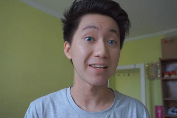 Prohíben subir videos por 5 años a youtuber que dio galletas con pasta de dientes a un indigente