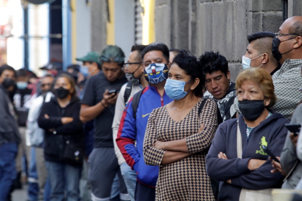 Poblanos sufren la complejidad de los trámites del SAT