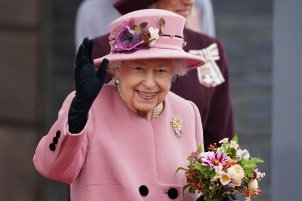 Isabel II, un largo reinado marcado por la polémica y los memes