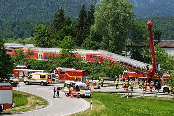 Descarrilamiento de tren en Baviera deja decenas de heridos