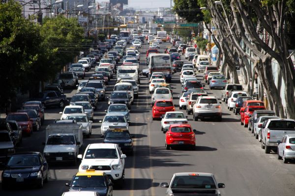 Motos, micros y autos “sardina”, una peligrosa costumbre en Puebla