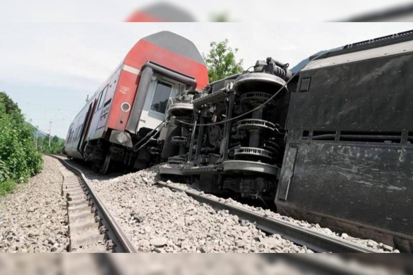 Mueren cinco personas en Alemania por descarrilamiento de tren de pasajeros