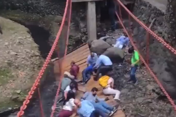 Colapsa puente colgante en Morelos durante su reinauguración; hay al menos 10 heridos