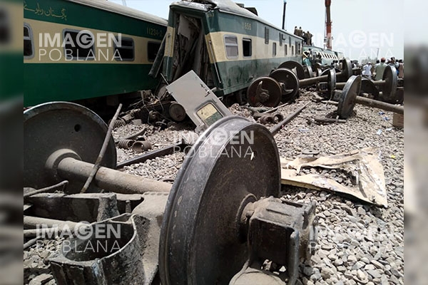 El balance de muertos al descarrilar un tren en Irán supera los 20