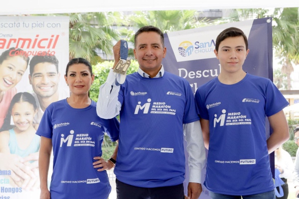 Presenta Edmundo Tlatehui la playera y medalla del Medio Maratón del Día del Papá