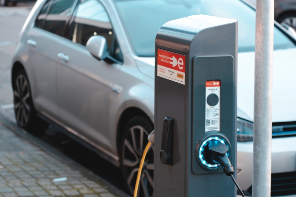 Para 2035 ya no podrán venderse vehículos con motores diésel o a gasolina en Europa