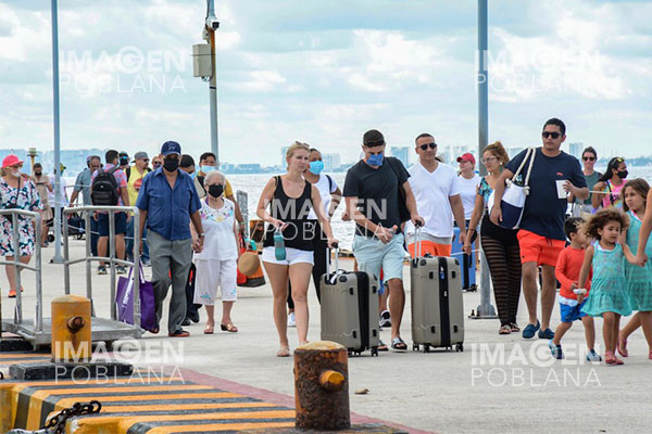 Visitas de turistas internacionales a México aumentan 31.9% en abril