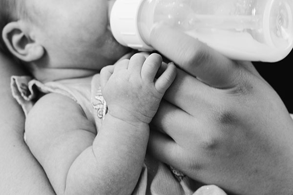 Fábricas de fórmula infantil sin inspección en 2020 provocaron escasez en EU: CBS