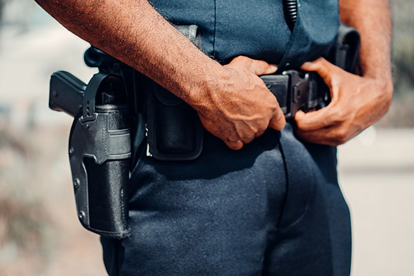 Alarma en Uruguay por un policía tatuado con un símbolo neonazi