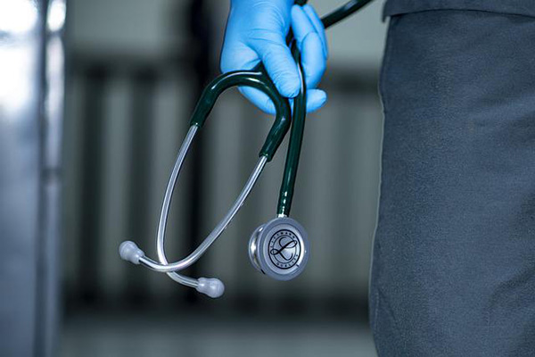 Médicos de Israel reanudan huelga por violencia en hospitales