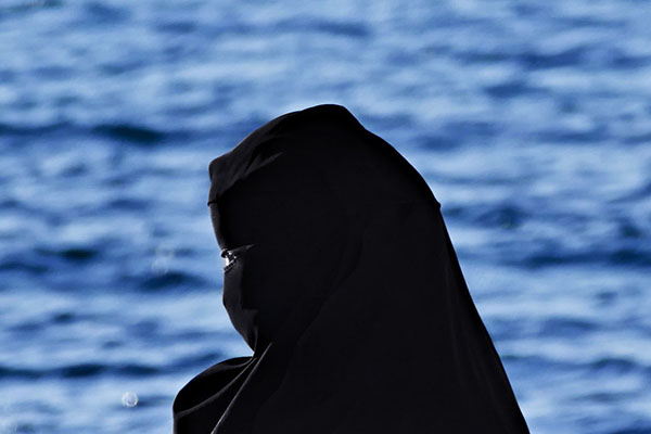 "Mujeres que no usan velo parecen animales”, rezan carteles talibanes en Afganistán