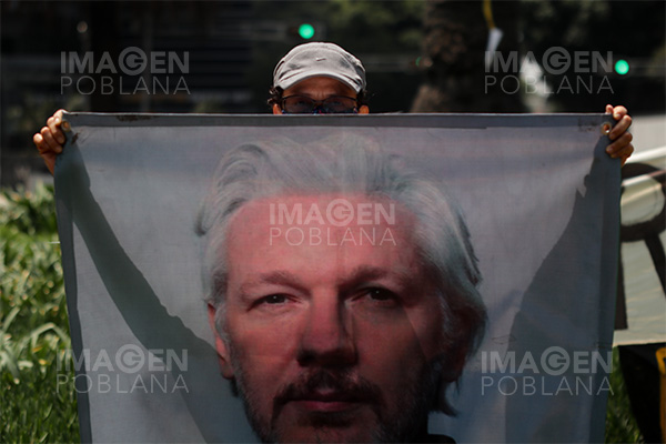 El Gobierno británico aprueba la extradición de Assange a EU