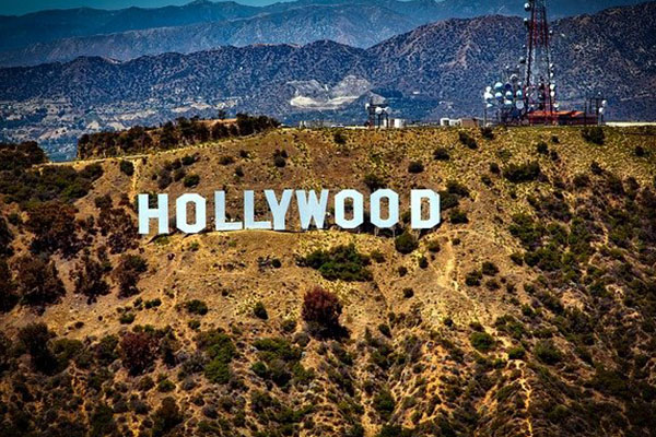 Bomberos contienen incendio en las colinas de Hollywood
