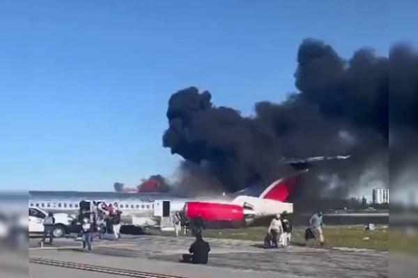 Avión proveniente de Dominicana se incendia al aterrizar en Miami