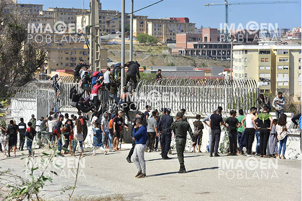 Miles de inmigrantes armados destruyen valla en frontera entre España y Marruecos