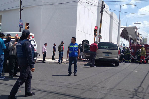 Auto termina volcado tras aparatoso choque; hay dos heridos