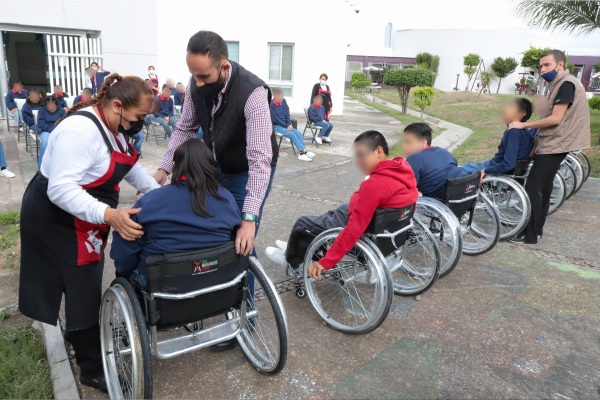 El SEDIF beneficia con sillas de ruedas a menores de casas de asistencia
