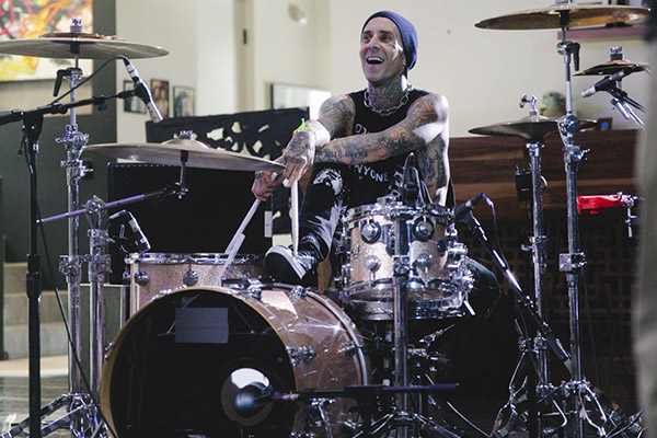 Travis Baker, baterista de Blink-182, es hospitalizado de emergencia