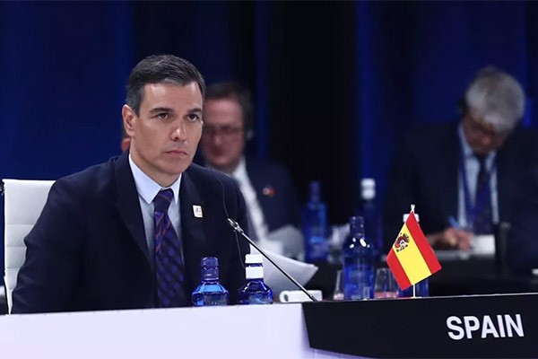 OTAN se disculpa por la bandera de España al revés en la mesa de Sánchez