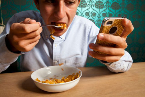 Comer con el celular, mal hábito que esconde muchos riesgos