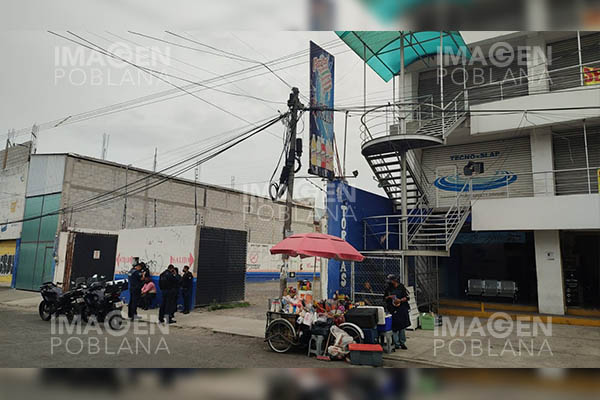 Rescatan a mujer en lo alto de un edificio; presumen que intentaba suicidarse