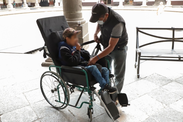SEDIF beneficia a menor con silla de ruedas luego de solicitarla en el “Martes Ciudadano”