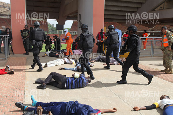 Escapan al menos 300 reos tras ataque armado contra cárcel en Nigeria