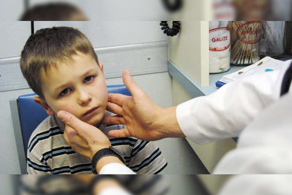 Pese a descenso en casos, Grecia registra la muerte de un niño por hepatitis aguda
